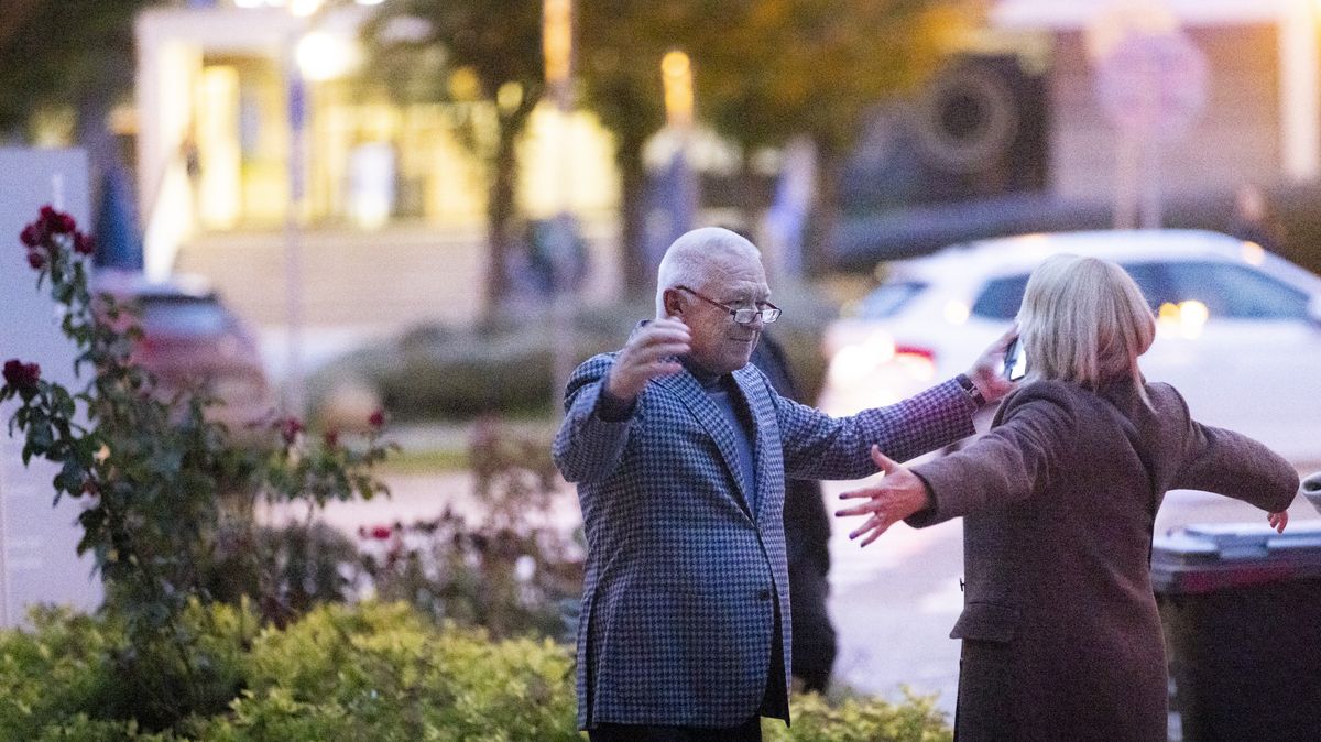 Odepsaný Faltýnek? Na uzavřené vernisáži odhalil svou síť kontaktů